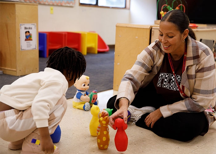Teaching apprentice Rosa Goncalves