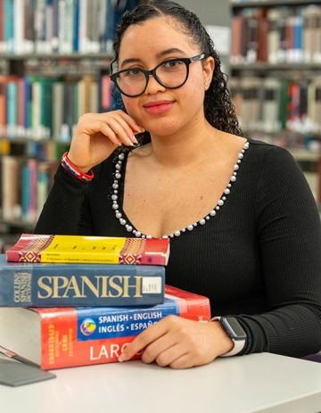 Elianny Duarte Salcedo at the library