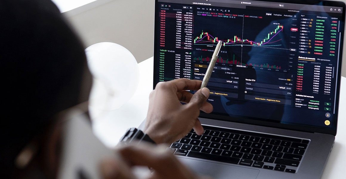 Person assessing a digital graph on a laptop screen